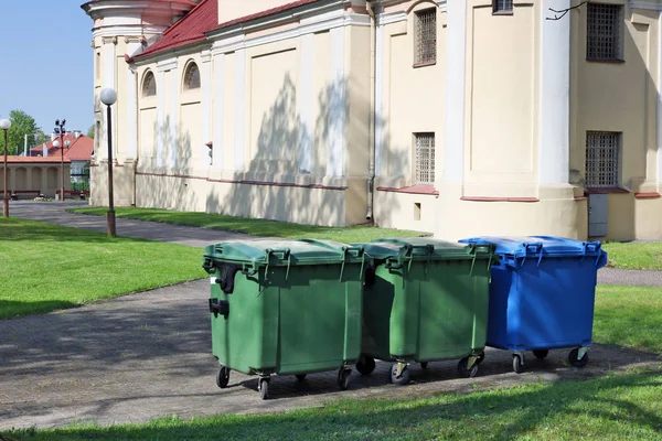 Contenitori Standard Plastica Rifiuti Installati Vicino Alla Vecchia Chiesa Cittadina — Foto Stock