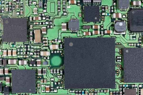 在现代电子线路板上安装有球销的微晶片和集成电路 超级宏工作室概念 — 图库照片