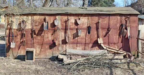 Sur Mur Métal Rouillé Remise Village Accrocher Sur Les Chaînes — Photo