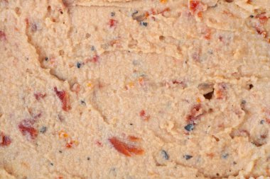 Gri Çavdar ekmek humus Yapıştır ile bulaşmış (koyun eti veya tavuk bezelye) kırmızı biber ve soğan ile. Stüdyo makro artalan