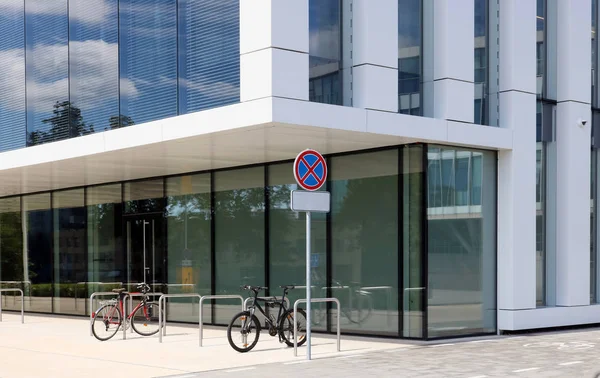 Terminales Metal Para Estacionamiento Bicicletas Cerca Moderno Edificio Oficinas Sin — Foto de Stock