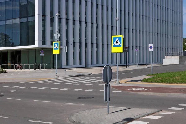 Terminales Metal Para Estacionamiento Bicicletas Intersección Carril Bici Cerca Moderno —  Fotos de Stock