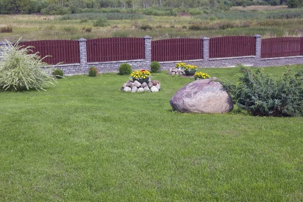 Une Partie Cour Verte Rurale Grands Pots Fleurs Avec Des — Photo