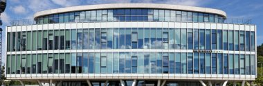 Vilnius, Litvanya - 06 Temmuz 2018: Mavi kurnaz yansımaları Windows Baltık ülkenin başkentinde Danimarka banka yeni Office. Banka 5 Eylül 1871 kurulmuştur. Şimdi 5 milyonun üzerinde perakende müşteriler ile. 