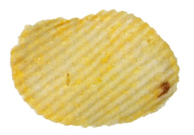 Bir küçük sarı patates cipsi bir tadı peynir ve soğan ile tuzlu. Beyaz makro studio vurdu izole