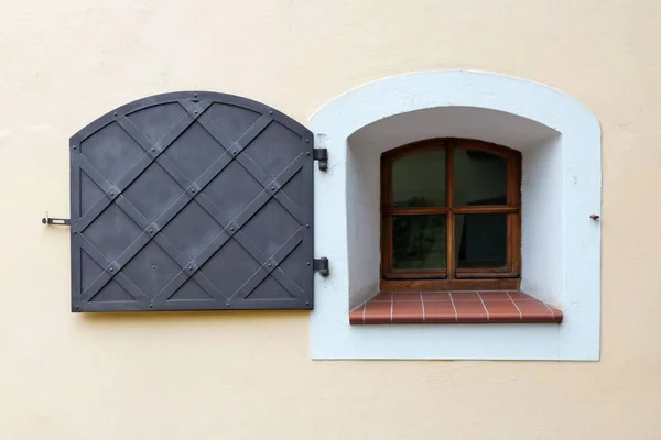 Ein Kleines Fenster Der Gelben Wand Eines Mittelalterlichen Hauses Wird — Stockfoto