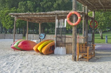 Plastik kitle ürünler kayaks çeşitli renklerin deniz kumlu plajda kiraya. Dubai şehir sea beach sabahı