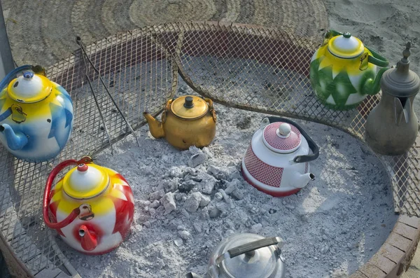 Арабские Бедуинские Кочевники Используют Традиционные Металлические Чайники Тлеющие Угли Делают — стоковое фото
