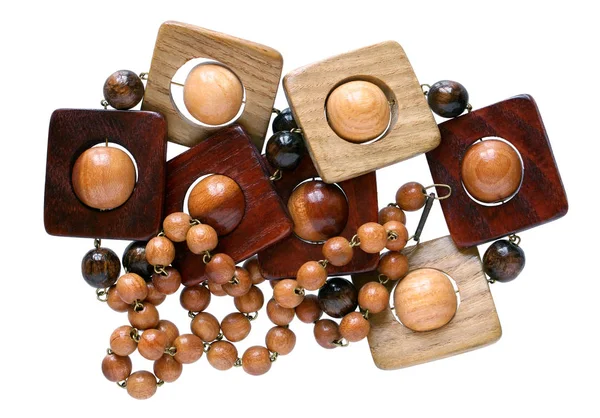 自制的女性珠子是由橡木坚果木头简单的立方体和球 查出白色微距镜头 — 图库照片