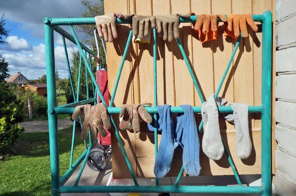 Verandě Domu Obec Suchý Špinavou Práci Rukavice Ponožky Slunečný Podzim — Stock fotografie