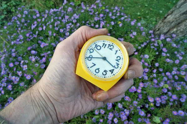 Seasonal Work Autumn Garden Concept Farmer Holds Mechanical Clock Dirty — Stock Photo, Image