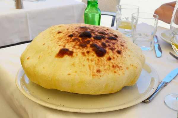 Talyan Calzone Pasta Bir Restoranda Bir Beyaz Seramik Plaka Üzerinde — Stok fotoğraf