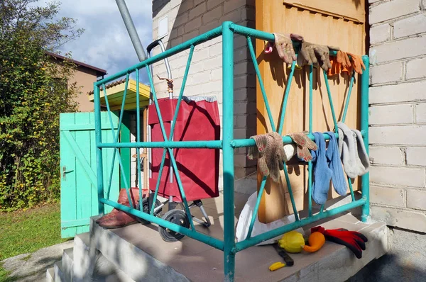 Auf Der Veranda Des Dorfhauses Trocknen Schmutzige Arbeitshandschuhe Und Socken — Stockfoto