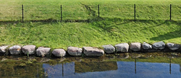 Margem Gramada Lagoa Aldeia Reforçada Com Grandes Pedras Granito Colagem — Fotografia de Stock