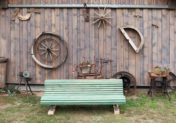 Fritidsområde Nær Enkelt Utendørskonsept Landsbyhus Grønn Benk Tre Blomster Kurver – stockfoto