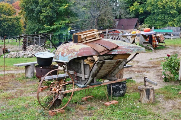 自制的木柴容器是用铁轮子的旧木制手推车做成的 无名称乡村野餐和烧烤区 — 图库照片