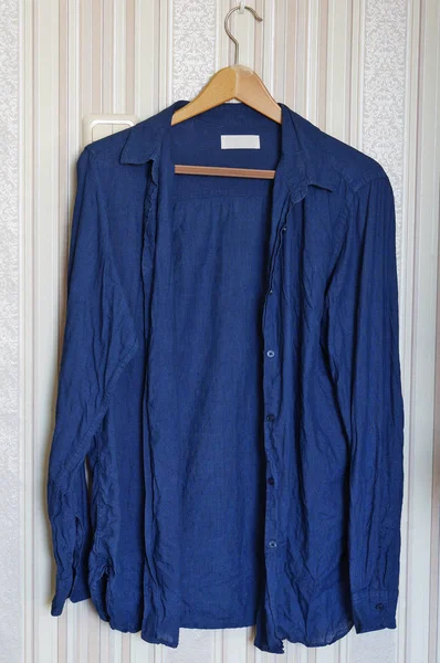 Camisa Azul Algodão Feminino Cabide Madeira Pendurado Parede Quarto Das — Fotografia de Stock