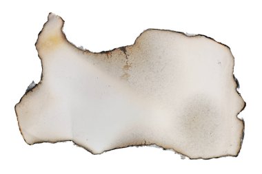 Küçük bir yanık Siyah kenarlı beyaz yaşlı vintage kağıt parçası. Beyaz stüdyo makro çekim izole