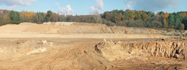 Bir sonbahar ormanı şantiyesinde büyük tepeler ve kum çukurları ve ağır bir buldozer ve traktörlerin izleri. Birkaç açık hava güneşli Ekim gündüz çekiminden panoramik kolaj