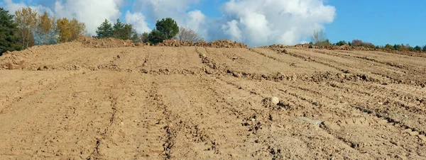 在秋季森林施工现场的一大堆沙子和一条重推土机的痕迹 全景拼贴画从几个户外阳光明媚的十月日拍摄 — 图库照片