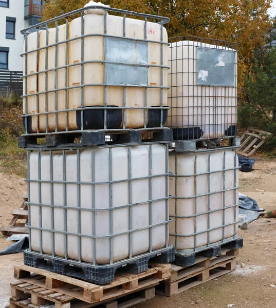 Große Stahlverstärkte Kunststoffbehälter Die Zur Lagerung Von Wasser Auf Baustellen — Stockfoto