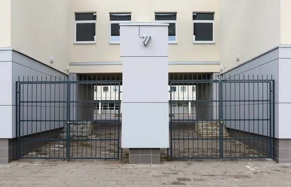 Weekends European Schools Locked Steel Bars Prevent Provocations Terrorist Attacks — Stock Photo, Image