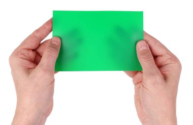 Yaşlı dede boş yeşil kağıt sayfa kartı elinde tutan adam. Beyaz stüdyo kavramı makro üzerinde atış izole