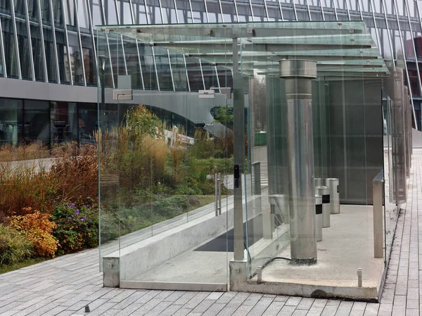Der Raucherbereich Der Nähe Des Modernen Bürogebäudes Ist Mit Glaspaneelen — Stockfoto