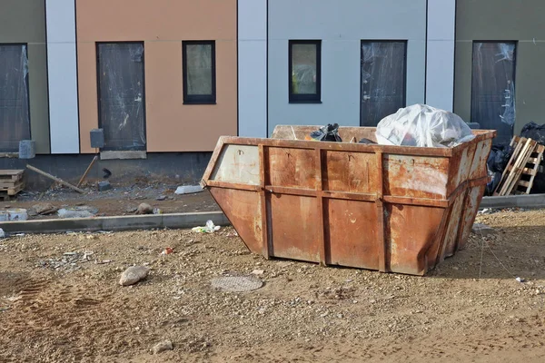 Oude Roestige Stalen Container Bouwplaats Gevuld Met Wast Puin Kost — Stockfoto