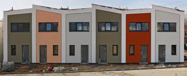 Modern standart binalar inşaat tepe üzerinde isimsiz bitmemiş ev sahipliği yapmaktadır. Seri üretim. Birden çok açık bulutlu gün fotoğraf panoramik kolaj