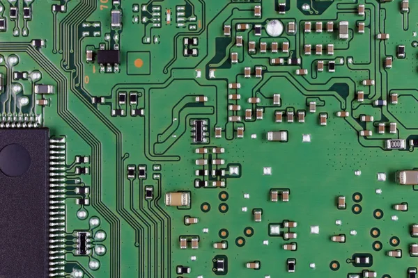 微芯片和微电路安装在现代电子电路板上 批量生产 超级宏观工作室的概念 — 图库照片
