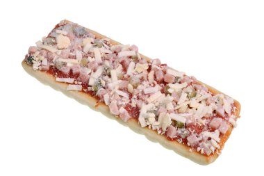 Mantar, salam, jambon ve mozzarella ile seri üretim küçük kare pizza dondurulmuş. Beyaz stüdyo makro çekim izole