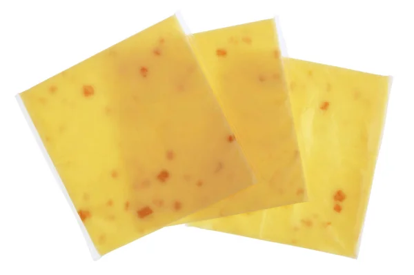 在方形塑料袋里放上融化的奶酪和熏肉片 孤立在白色演播室宏射击 — 图库照片