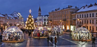 Vilnius, Litvanya - 26 Aralık 2018: Noel Avrupa kenti kare ve dekore edilmiş aydınlatmak çam ağacına Avrupa tarihi kent. İnsanlar Noel tatilleri kutlama