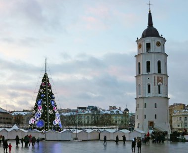Vilnius, Litvanya - 26 Aralık 2018: Noel Avrupa şehrin ana Meydanı ve dekore edilmiş aydınlatmak köknar ağacı Avrupa tarihi kent üzerinde. İnsanlar Noel tatilleri kutlama