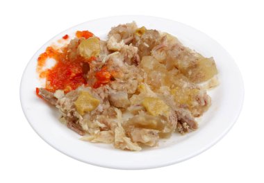 Bir tabakta domuz eti ve sığır etinden ev yapımı et jölesi parçaları. Beyaz stüdyo makro çekim izole