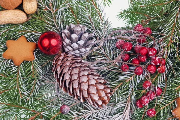 圣诞自制的新年花环花环花环 从松树和冷杉树锥 坚果和饼干 工作室宏拍摄 — 图库照片