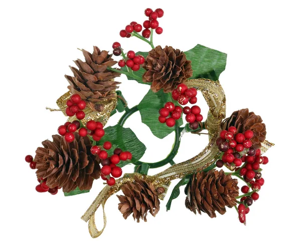 クリスマス自家製正月ガーランド リース 松やモミの木コーン 枝と赤い果実 白いスタジオ マクロ撮影に分離 — ストック写真