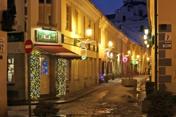 ビリニュス リトアニア 2018 クリスマスの夜 バルト三国の首都のユダヤ人の通り点灯します はクリスマス休暇を祝う — ストック写真