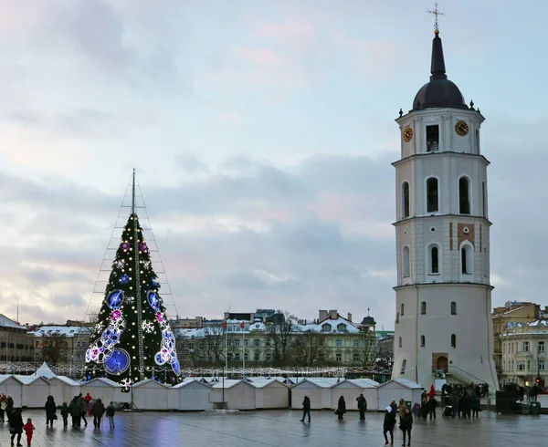 ビリニュス リトアニア 2018 クリスマス欧州メイン広場 ヨーロッパの古い町に飾られた照らすモミの木 はクリスマス休暇を祝う — ストック写真