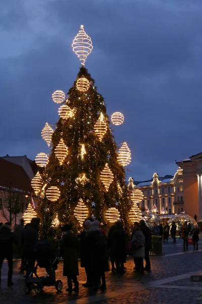 ビリニュス リトアニア 2018 クリスマス ヨーロッパの都市正方形および装飾の照らすモミの木ヨーロッパの古い町 はクリスマス休暇を祝う — ストック写真