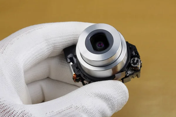 Technician Controls Quality Modern Lens Assy Photo Camera Masss Production — Stock Photo, Image