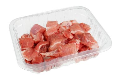 Taze domuz filetosu plastik kap içinde küçük parçalar halinde kesilir. Yama studio makrosu ile izole 