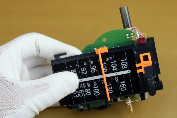 Técnico Controla Qualidade Uma Unidade Sintonizadora Para Receptor Rádio Compacto — Fotografia de Stock