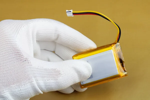 Technika Kontroluje Jakość Nowych Baterii Litowej Dla Urządzeń Przenośnych Masowej — Zdjęcie stockowe
