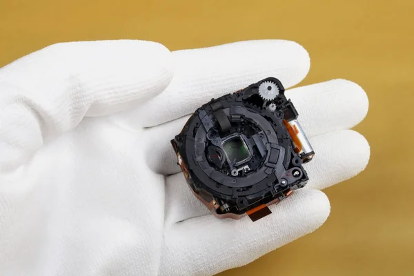 Technician Controls Quality Modern Lens Compact Photo Camera Masss Production — Stock Photo, Image