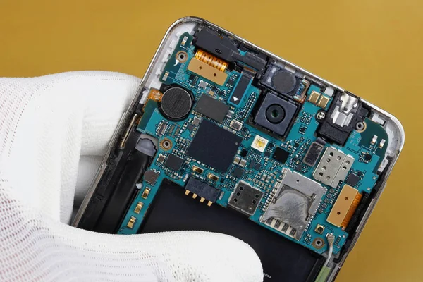 技術者修理プリント回路基板に使用される無線携帯電話のため 現代の科学技術のマクロの概念 — ストック写真
