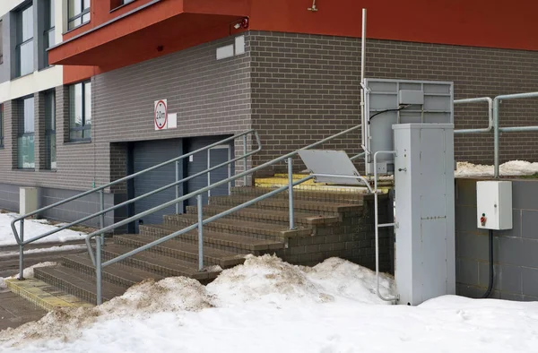 Lift Listrik Untuk Orang Cacat Dipasang Dekat Tangga Bangunan Perumahan — Stok Foto