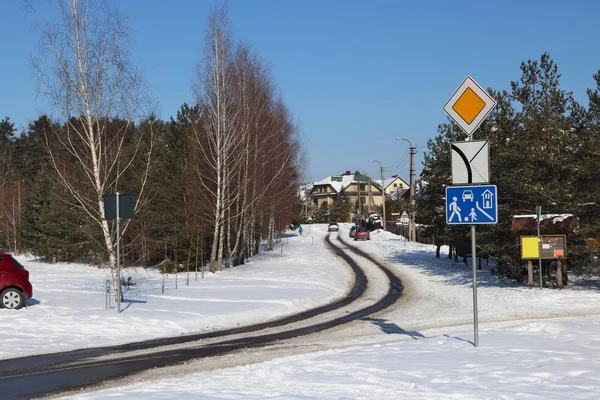 ないの村の名前で一人の旅人 月晴れた日の風景雪に覆われた冬の道 — ストック写真