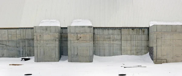 雪カトリック教会のコンクリートの壁の建設を凍結します いくつかの冬写真から全景が見えるコラージュ — ストック写真